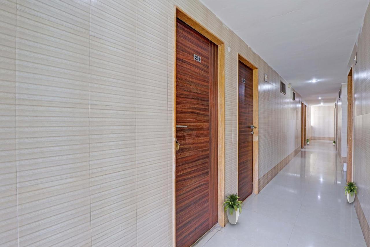 Oyo Flagship 80463 Hotel Mini Palace Вадодара Экстерьер фото